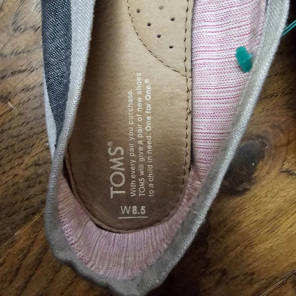 Women's toms size 8.5